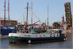 Taucher K läuft am 17.08.2018 zu einem Treffen von Plattbodenschiffen in den Alten Hafen von Bremerhaven ein.