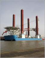 Die 2010 gebaute WIND LIFT I (IMO 9516686) liegt im Kaiserhafen I in Bremerhaven. Dieses Errichterschiff ist 114,87 m ü.a. lang und 44,76 m breit. Die 4 Hubbeine haben eine Länge von 72 m, der Kran hat eine Hebekraft von 500 t. Heimathafen ist Cuxhaven. 29.02.2020