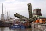 Um in den alten Hafen in Bremerhaven hinein- oder hinausfahren zu knnen, mssen die beiden Hubbrcken ber die Verbindung zum neuen Hafen geffnet werden. Hier verlt der Schubschlepper BFFEL am 31.03.2008 den alten Hafen.