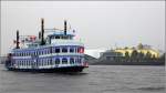 Die 1999 gebaute LOUISIANA STAR (ENI 05803860) am 11.10.2013 auf der Elbe bei den Landungsbrcken. Sie ist 56 m lang, 12 m breit und bietet bis 600 Personen Platz. Heimathafen ist Hamburg.