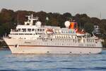 Kreuzfahrtschiff BREMEN; Eigner/Betreiber: Hapag-Lloyd Expedition Cruises; Aufnahmeort: Elbe/Hafen Hamburg, Deutschland; Datum: 28.09.2011; Info: (IMO 8907424)/ BRZ 6752 / Lüa 111,51 m, B 17,0 m, Tg 4,8 m / 2 Diesel, Daihatsu, 4854 kW, 16 kn / 164 Pass. / Reederei: Hapag-Lloyd Kreuzfahrten / 1990 bei Mitsubishi, Kobe, Japan / ex FROTIER SPIRIT. Das Bild zeigt die Bremen beim Auslaufen oberhalb Finkenwerder. Kreuzfahrtschiff BREMEN; Eigner/Betreiber: Hapag-Lloyd Expedition Cruises; Aufnahmeort: Elbe/Hafen Hamburg, Deutschland; Datum: 28.09.2011; Info: (IMO 8907424)/ BRZ 6752 / Lüa 111,51 m, B 17,0 m, Tg 4,8 m / 2 Diesel, Daihatsu, 4854 kW, 16 kn / 164 Pass. / Reederei: Hapag-Lloyd Kreuzfahrten / 1990 bei Mitsubishi, Kobe, Japan / ex FROTIER SPIRIT. Das Bild zeigt die Bremen beim Auslaufen oberhalb Finkenwerder.