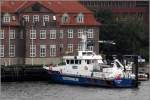 Die 2008 gebaute FALSHFT (IMO 9452074)liegt am 18.09.2015 vor dem Gebude der Wasserschutzpolizei in Kiel. Sie 27,20 m lang, 6,36 m breit und erreicht mit ihren beiden Motoren, die zusammen 1.800 kw leisten, eine Geschwindigkeit von 22 kn. Heimathafen ist Kiel.