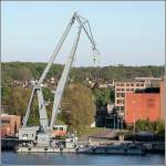 Y 875 ist ein 100 t-Schwimmkran der Bundesmarine mit dem Namen HIEV. Aufgenommen am 08.05.2008 in Kiel.