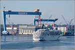 Die 1990 gebaute DELPHIN VOYAGER (IMO 8902333) passiert am 11.05.2008 die HDW-Werft in Kiel. Sie ist 174 m lang, 24 m breit und hat eine GT/BRZ von 21884. Frhere Namen sind CRUISE ONE und ORIENT VENUS. Heimathafen ist Nassau auf den Bahamas.