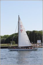 Klassische Linien weist dieser Segler auf, leider konnte ich keinen Namen entdecken. Travemünde, 05.06.2016.