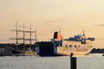 Die STENA FLAVIA ex. WATLING STREET IMO-Nummer:9417919 Flagge:Dänemark ex. Großbritannien Länge:186.0m Breite:26.0m Baujahr:2008 Bauwerft:Cantieri Navali Visentini,Donada Italien passiert die PASSAT beim einlaufen nach Travemünde am Abend des 14.09.24