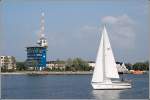 Die Segelyacht RAFIKI kreuzt am 13.06.2007 auf dem Neuen Strom vor der Verkehrszentrale Warnemnde des Wasser- und Schifffahrtsamtes Stralsund.