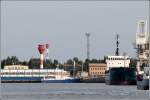 Die Richtfeuerstrecke Petersdorf im Hafen von Rostock-Warnemnde hat die Kursrichtung SSO. Diese Neubauten sind seit 1999 in Betrieb. Aufnahmedatum: 14.06.2007