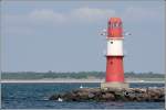 Auch das rotwei gestrichene Feuer auf der Ostmole zur Einfahrt in den Hafen von Rostock-Warnemnde ist 12 m hoch. Aufnahmedatum: 14.06.2007