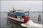 Das einem Mississippidampfer nachempfundene Fahrgastschiff  Schnatermann  verlsst am 03.07.13 den alten Strom in Warnemnde zu einer Hafenrundfahrt in den Seehafen Rostock.