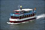 Das einem Mississippi-Raddampfer nachempfundene Fahrgastschiff  Schnatermann  am 22.06.14 bei einer Hafenrundfahrt im Überseehafen Rostock. Fotografiert an Bord der Fähre nach Gedser.