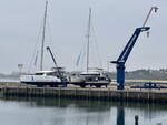 Kran des  Yachthafen Hohe Düne am Morgen des 11. November 2024, im Hintergrund der Hubschrauberlandeplatz.