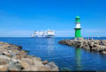 An der Westmole läuft RoPax-Fähre  Akka  in den Hafen Warnemünde ein.