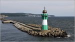 Das Molenfeuer des Fährhafens Sassnitz in Mukran. Der Tum wurde 1996 in Betrieb genommen und hat eine Höhe von 14 m. Im Hintergrund ist Sassnitz zu sehen. 28.08.2016