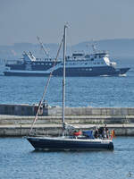 Das Seegelboot BANJAARD kommt gerade in Sassnitz an.