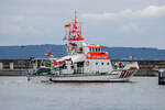 SAR Seenotrettungskreuzer HANS HACKMACK fährt im Sassnitzer Hafen zum Stammliegeplatz der Seenotretter.
