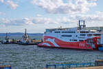 Die Schlepper VB METEOR (IMO 9892107) und VB FRITZI (IMO 9863924) sowie die SKANE JET (IMO 9176060) der ehemaligen Fährverbindung Sassnitz-Trelleborg liegend im Mukraner Hafen. - 30.09.2024