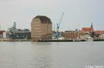 Blick zum Stralsunder Nordhafen, wo neben dem alten Speicher ein hochmodernes (und hssliches) Parkhaus fr die motorisierten Fortbewegungsmittel u.a. der Besucher des Ozeaneum erffnet wurde. Aufnahme von der Nordmole am 21. August 2009.

