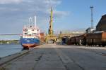 Ladearbeiten im Hafen Stralsund. Im Sommer 2009.