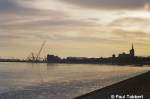 Blick ber den Strelasund zum Stralsunder Hafen. Taklift 7, der grte Schwimmkran Europas war zum Bau der 2.Strelaundquerung fr einige Zeit Gast im Stralsunder Hafen (Januar 2006).