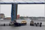 Die 1969 gebaute MERIDIAN (IMO 7002605) passiert am 13.05.2013 die geffnete Ziegelgrabenbrcke in Stralsund. Sie ist 74 m lang, 11 m breit, hat eine GT von 1.251 und eine DWT von 1.404 t. Heimathafen ist Wilhelmshaven. 