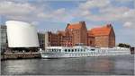 Die 1991 gebaute JUNKER JÖRG (ENI 05113670) liegt am 29.07.2018 vor dem Ozeaneum in Stralsund. Sie ist 94,80 m lang, 10,91 m breit und bietet 112 Passagieren Platz. Heimathafen ist die Lutherstadt Wittenberg. Früherer Name: THEODOR FONTANE.