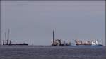 Bagger und anderes Arbeitsgert ist beim Bau des Tiefwasserhafens JadeWeserPort in Wilhelmshaven im Einsatz. 23.08.2009