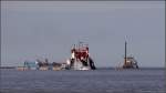 Bagger und anderes Arbeitsgert ist beim Bau des Tiefwasserhafens JadeWeserPort in Wilhelmshaven im Einsatz. 23.08.2009