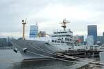 Das Schulschiff  TAISEI MARU (大成丸) liegt im Haven von Tokio vor Anker.