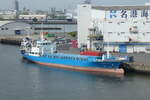 Das Japanische Küsten-Containerschiff  KAMOME MARU Nr.1  (第一かもめ丸) (IMO 9601558) liegt im Hafen von Nagoya vor Anker.