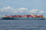 Das Containerschiff  MOL MAESTRO  (IMO 9415727, Call sign 3EKT9) voller Container kam im Hafen von Tokio.