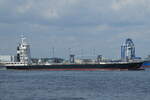 Nach Abschluss seiner Reise vom Hafen Shimizu zum Hafen von Tokio fährt das Küsten-Containerschiff  YÛA  (ゆうあ) (IMO 9838890, Call Sign JD4438) zum Ankern in die