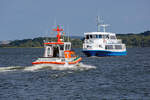 SAR Seenotrettungsboot GERHARD ELSNER und das FGS KLEINE FREIHEIT auf dem Bodden vor Lauterbach. - 23.06.2024