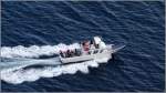 Ein Ausflugsboot auf seiner Tour um die Insel Capri. 26.03.2014