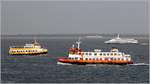 Schiffsverkehr auf dem Tejo bei Lissabon. Von links kommt das Rundfahrtschiff S. PAULUS, sie begegnet der älteren Personenfähre SINTRENSE und der modernen Katamaranfähre ALMEIDA GARRETT. Alle drei Schiffe gehören zur Transtejo e Soflusa. 21.04.2017