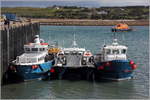 Drei Fahrgastschiffe liegen am Pier in Hugh Town auf St. Mary's (von links): FIRETHORN OF BRYHER, SPIRIT OF ST. AGNES und VOYAGER OF ST. MARTINS'S. 26.04.2017