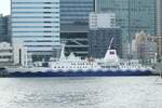 Das Fracht-/Passagierschiff  SALVIA MARU (3.Generation) der Tokai Kisen wartet in Takeshiba im Hafen von Tokio auf die Abfahrt zu den Izu-Inseln.