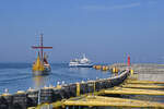 Im Bild die Molenbefestigung im Hafen von Kolberg (Kołobrzeg), im Hintergrund machen die Ausflugsschiffe VIKING und JANTAR einer Rundfahrt zur Ostsee. (September 2024)