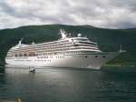 Die Crystal Symphony fhrt am 13.7.2009 in den Hafen von Andalsnes in Norwegen.