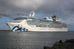 Die Coral Princess auf ihrer 111 tägigen Weltreis ab/bis Auckland, Neuseeland beim Einlaufen am Morgen des 12.06.2024 in Warnemünde.