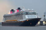 Die DISNEY DREAM Flagge:Bahamas Länge:340.0m Breite:36.0m Baujahr:2010 Bauwerft:Meyer Werft,Papenburg Deutschland aus Hamburg auslaufend am 04.09.24