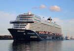 Die Mein Schiff 7 auf ihrer 8 tägigen Ostsee-Tour mit Stockholm beim Auslaufen am Abend des 12.09.2024 in Warnemünde.