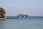 Blue-Motion Class  Mein Schiff 6  (Baujahr 2017 - Meyer Turku / Finnland - Heimathafen Valetta, Malta) IMO 9753208 am 31.Jänner 2025 in der Patong Bay.