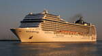 Die MSC Poesia auf ihrem Seeweg von Kirkwall (Orkney-Inseln)nach Warnemünde beim Einlaufen am Morgen des 21.07.2024 in Warnemünde.