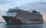 Die Norwegian Getaway auf ihrem Seeweg von Southampton nach Kopenhagen via Kiel beim Einlaufen am Morgen des 20.05.2024 um 05:50 Uhr in Warnemünde