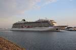 Die  Viking Sun  der Reederei Viking Ocean Cruises verlässt am Abend des 10.06.18 Warnemünde. 