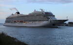 Die Viking Neptune der Reederei Viking Ocean Cruises am frühen Morgen des 12.06.2024 um 05:11 Uhr in Warnemünde.