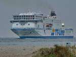 Das Fährschiff PETER PAN (IMO: 9880946) kommt hier an einem verregneten Apriltag 2024 in Travemünde an.