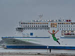 Das Fährschiff PETER PAN (IMO: 9880946) kommt hier an einem verregneten Apriltag 2024 in Travemünde an.