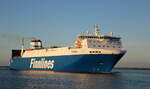 Das RO-RO Cargo Schiff Finnmill auf dem Seeweg von Hanko(Finnland)nach Rostock-Überseehafen beim Einlaufen am Abend des 24.10.2024 in Warnemünde